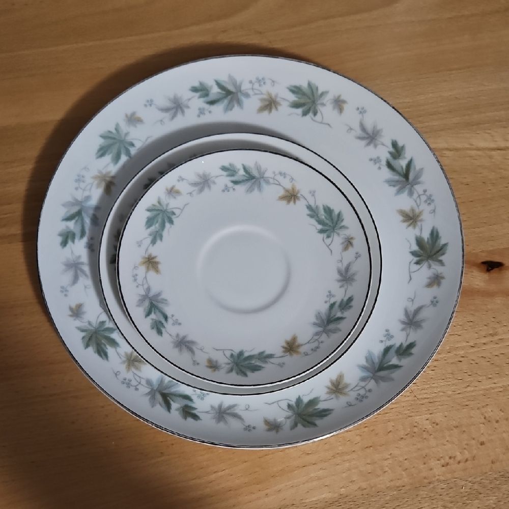 Rose China Japan3311fantasyLeaf Motif Dinnerware Set with Green and Gold Accents